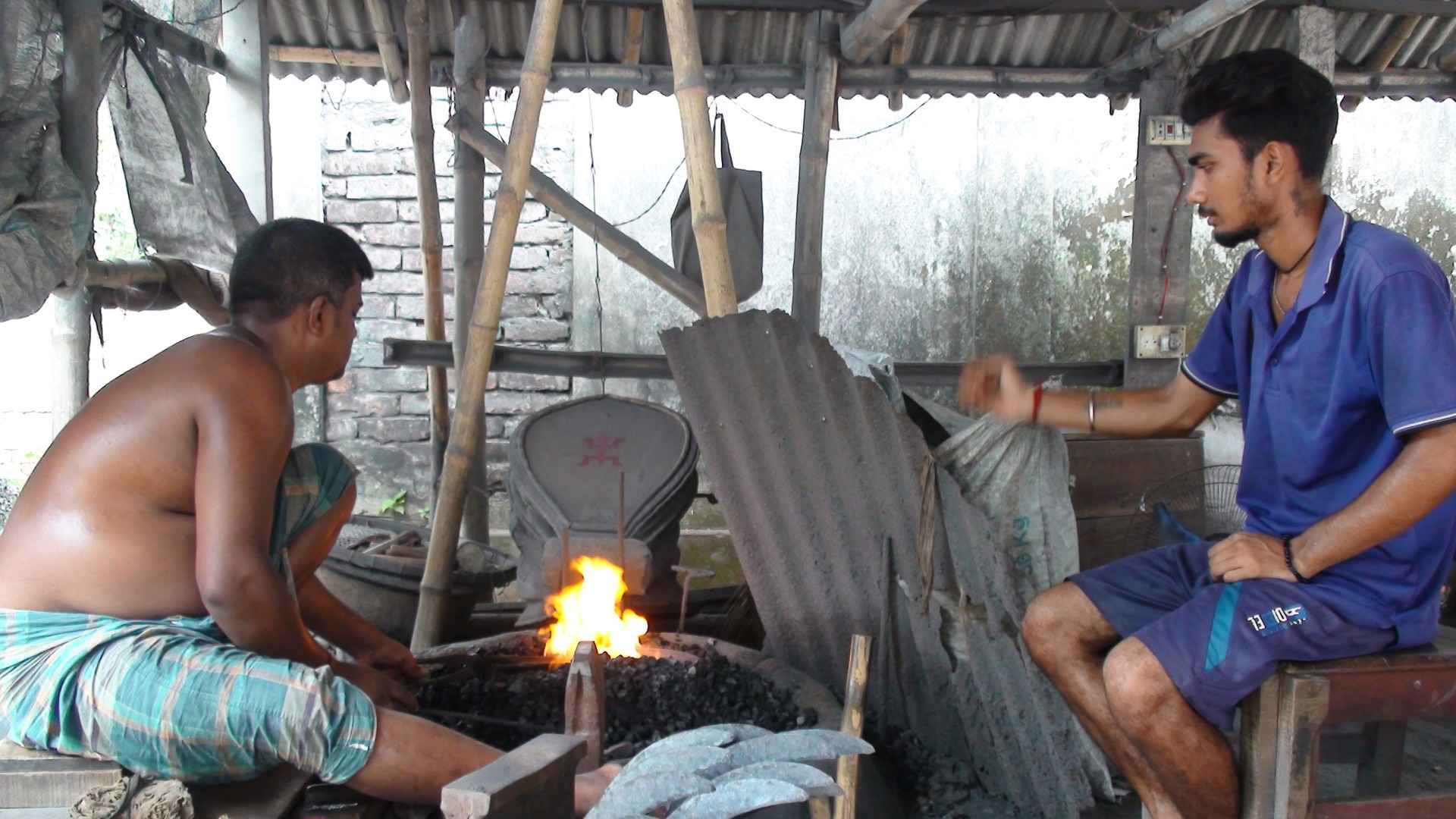 হাতুড়ির টুংটাং শব্দে মুখর নড়াইলের কামার পাড়া