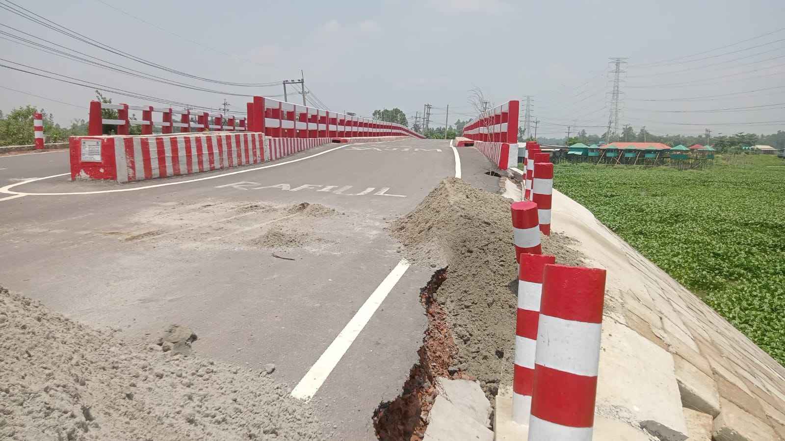 গাজীপুরে উদ্বোধনের এক মাসেই ধসে গেল ব্রিজ সংলগ্ন সড়ক