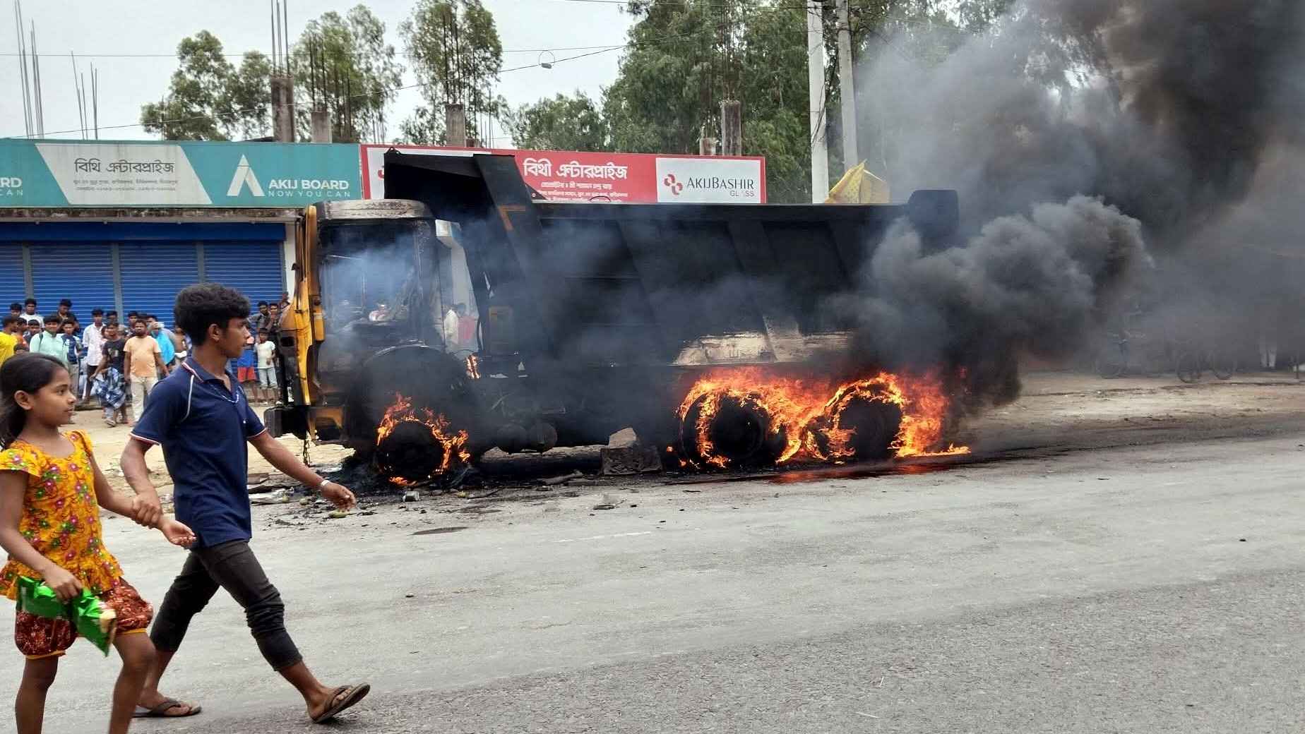 ট্রাকের ধাক্কায় দুমড়েমুচড়ে গেল অটো, ক্ষোভে ট্রাকে আগুন
