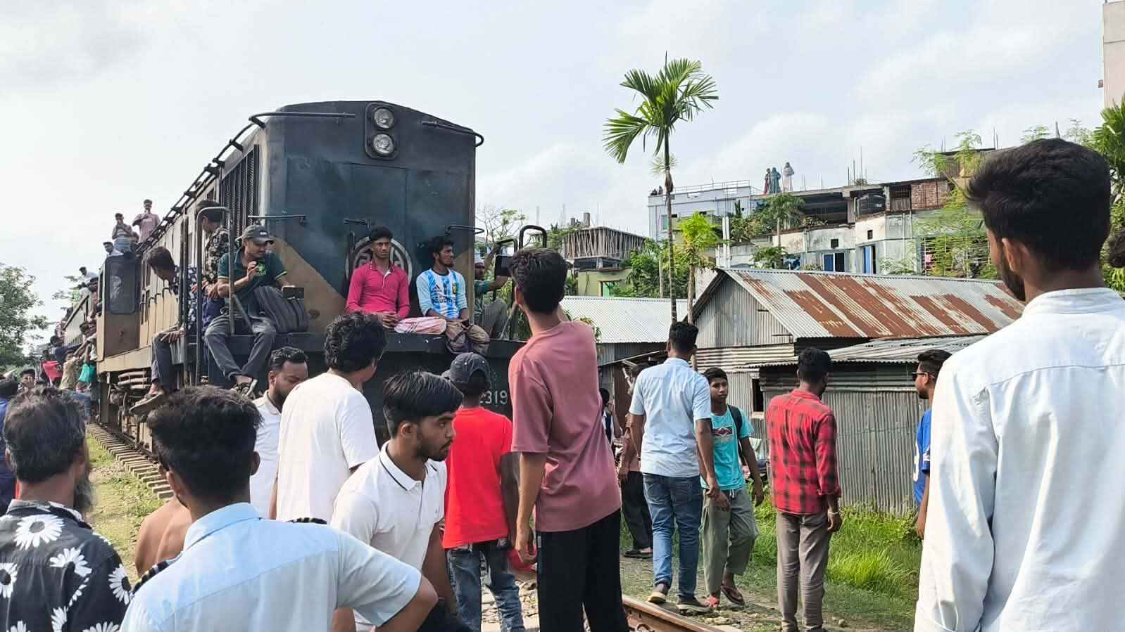 জামালপুরে জলাবদ্ধতা নিরসনের দাবিতে রেলপথ অবরোধ