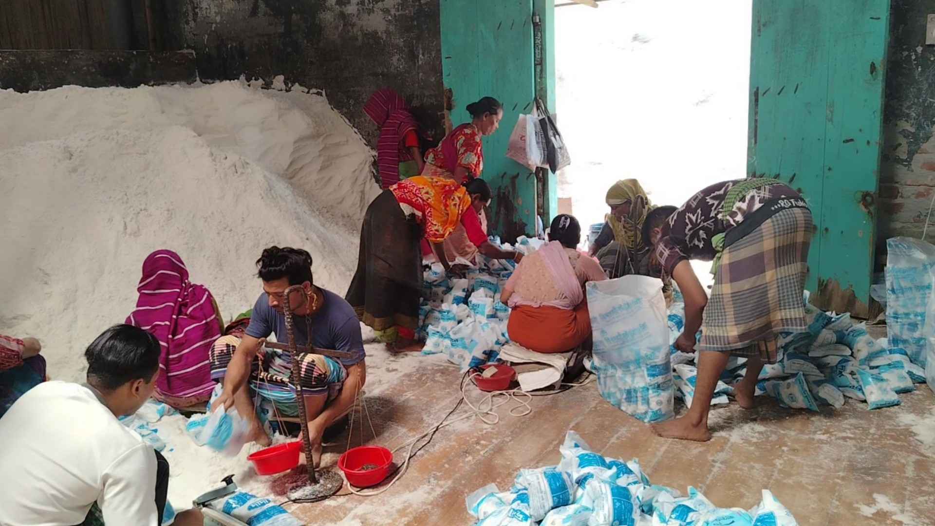 লবণের চাহিদা বাড়লেও শ্রমিকদের জীবন বদলায় না