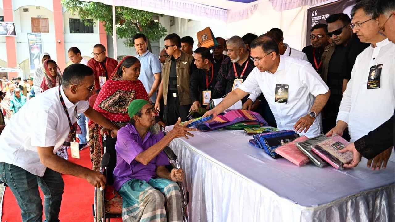 নিম্ন আয়ের মানুষের হাতে উপহার তুলে দিলেন প্রধানমন্ত্রী