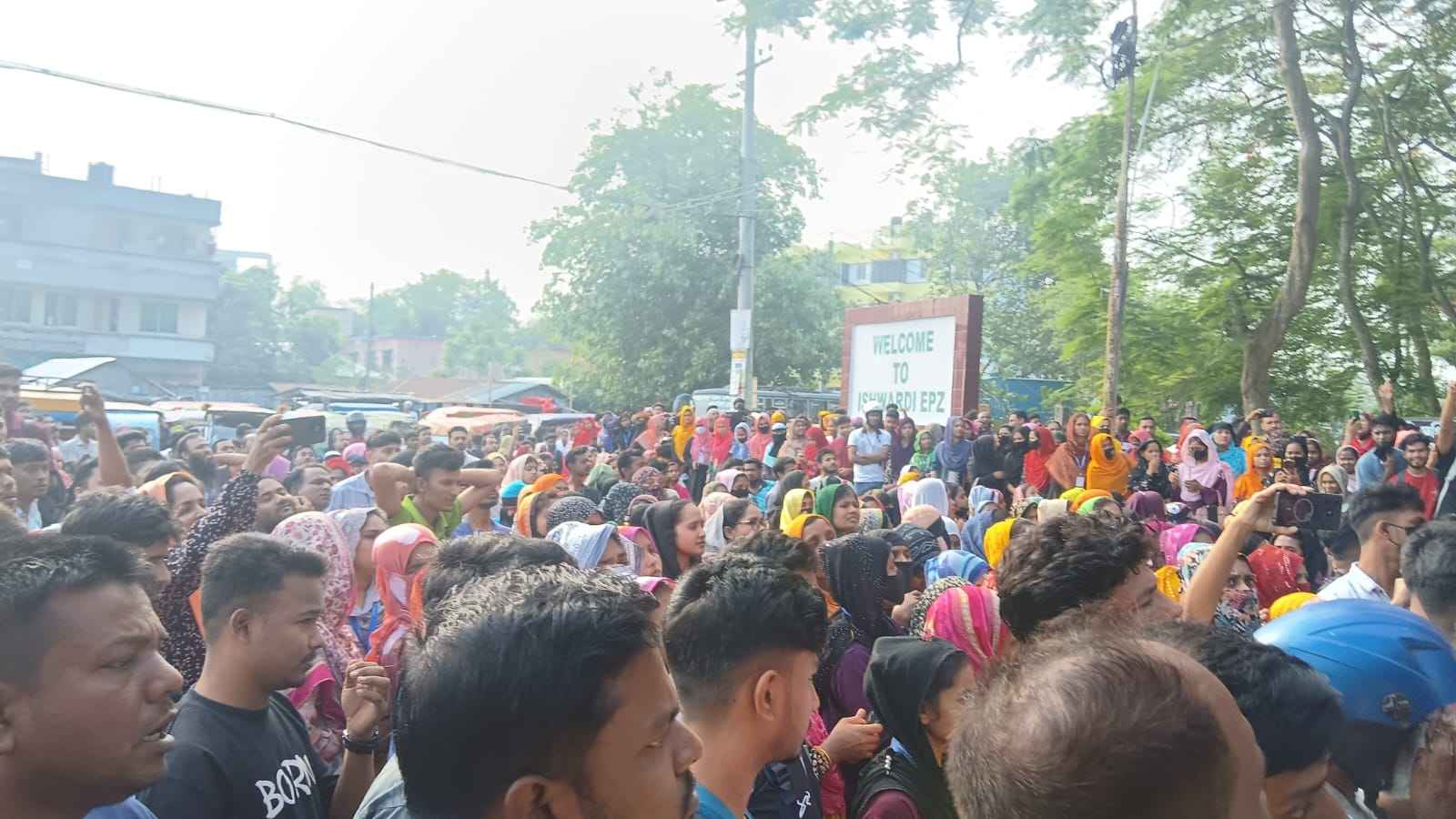ঈশ্বরদীতে প্রধান ফটকে তালা দিয়ে ইপিজেড শ্রমিকদের বিক্ষোভ