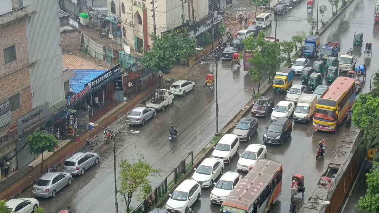 বৃষ্টিতে ভিজল রাজধানী