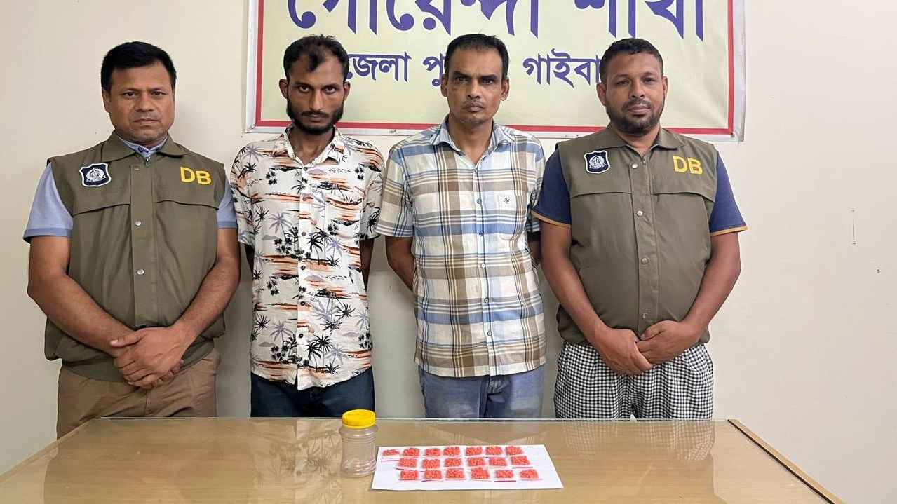 গাইবান্ধায় ৯২০ পিস ইয়াবা জব্দ, সাবেক এএসআইসহ গ্রেফতার ২