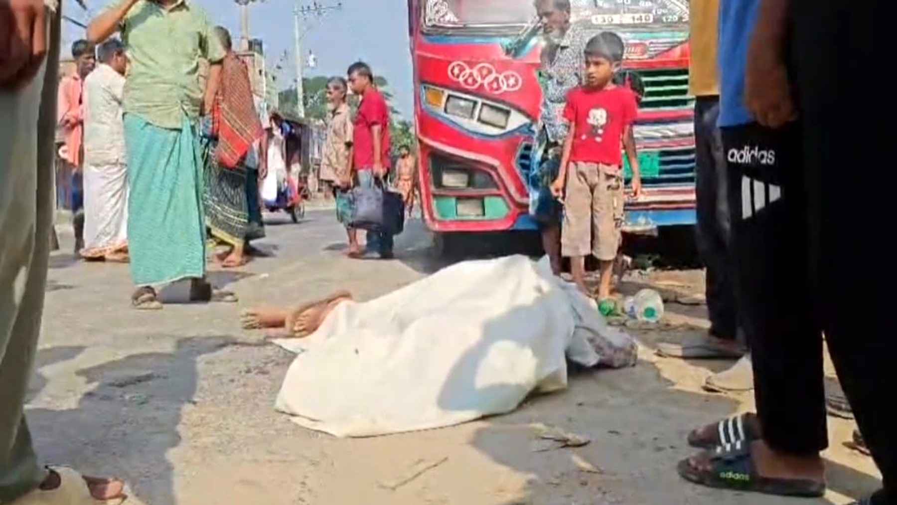 চাঁদপুরে দুই বাসের প্রতিযোগিতার বলি হলেন হাসপাতালের দারোয়ান