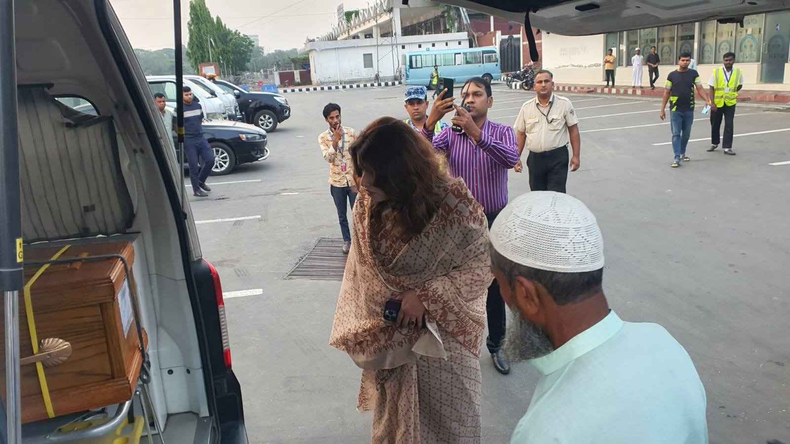 ইরাকে নিহত প্রবাসীর মরদেহ গ্রহণ করলেন পররাষ্ট্র প্রতিমন্ত্রী