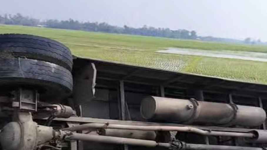 গাইবান্ধায় বাস খাদে পড়ে গৃহবধূ নিহত, আহত ১২