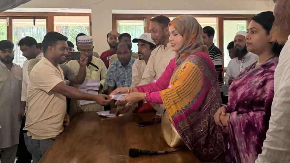 মাদারীপুরে অসহায় পরিবারের মাঝে ১০ লাখ টাকা মানবিক সহায়তা প্রদান