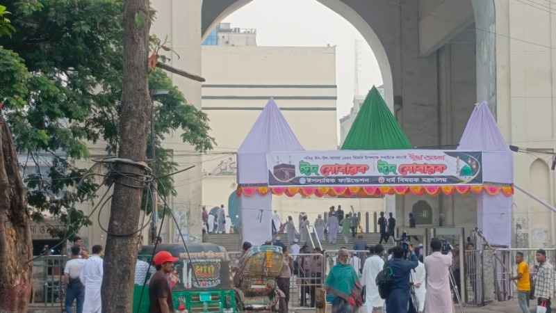 ঈদের দিন সকালে ঢাকার চালচিত্র: যান্ত্রিকতার মাঝে উৎসবের আমেজ