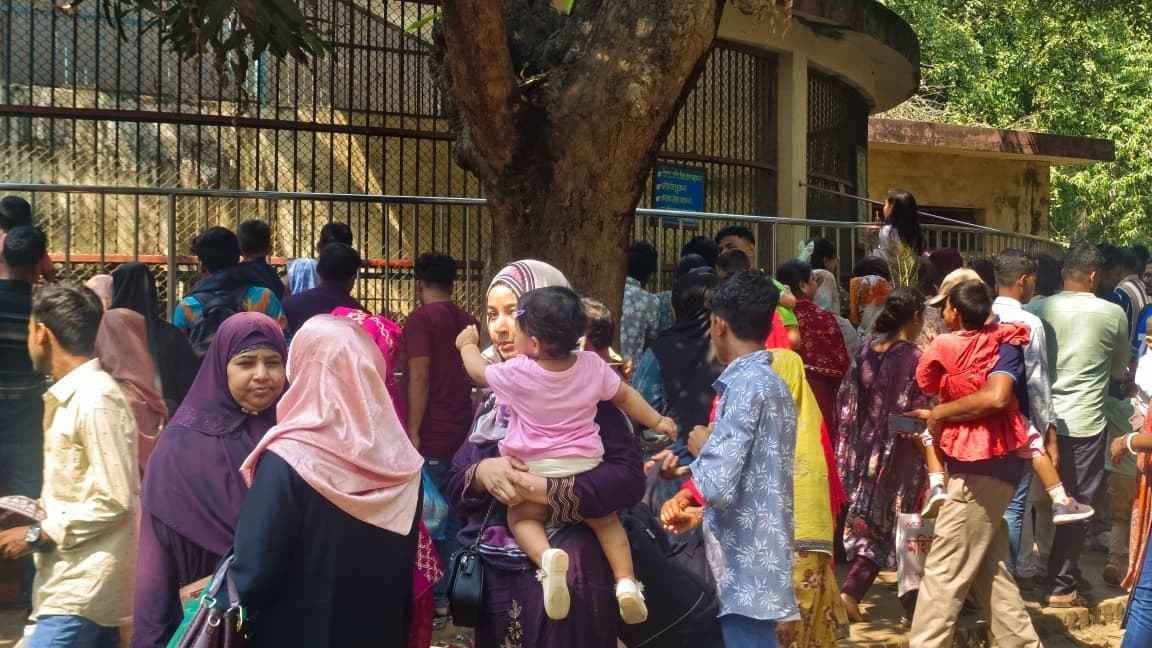 ছুটির শেষ দিনেও চিড়িয়াখানায় দর্শনার্থীদের উপচে পড়া ভিড়