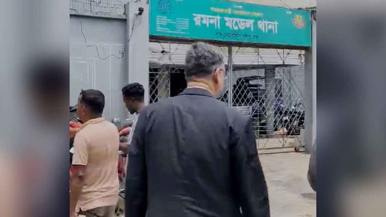 স্বরাষ্ট্রমন্ত্রীর হঠাৎ রমনা থানা পরিদর্শন