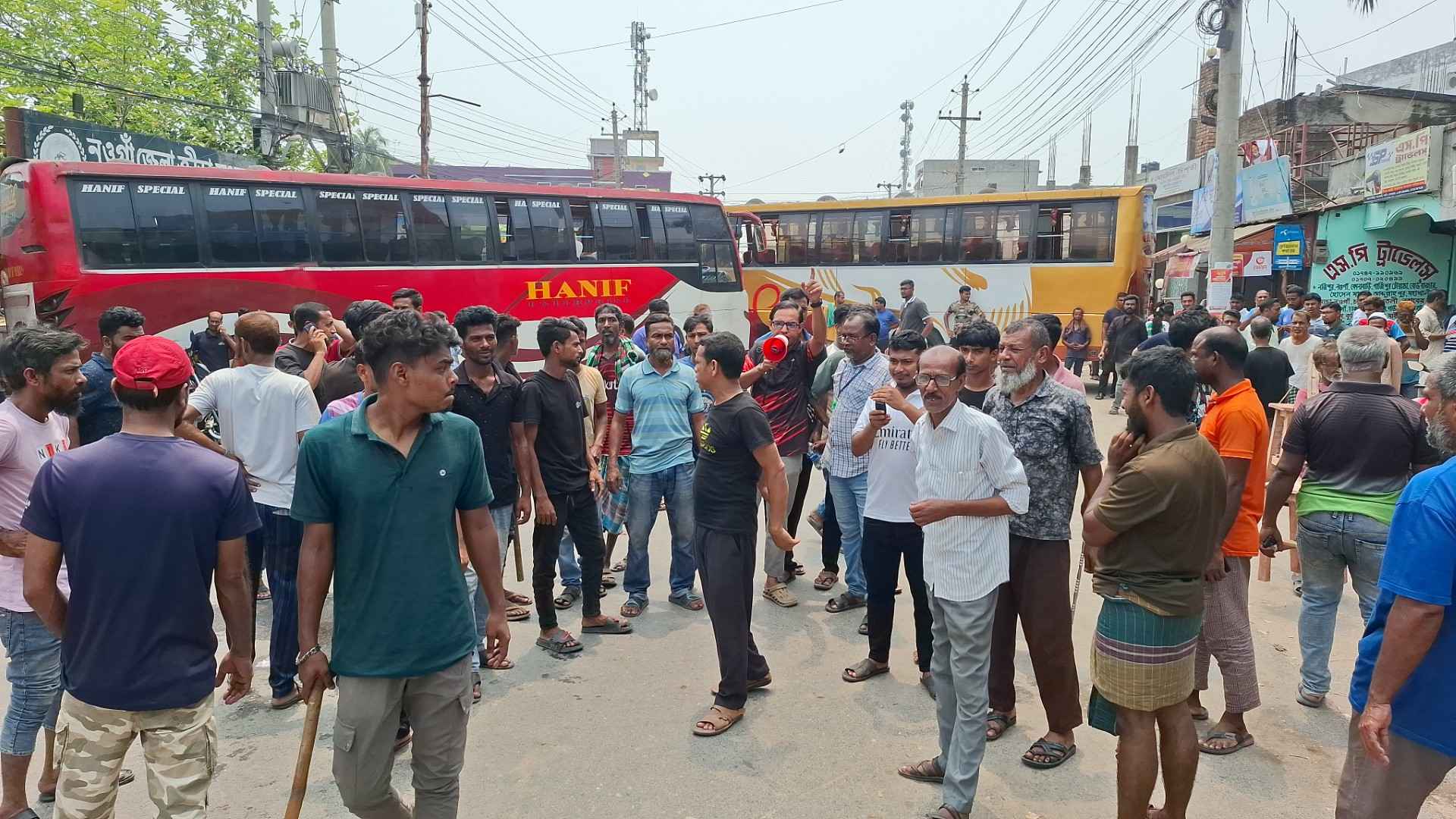 বাসচালকে মারধরের জেরে নওগাঁয় দূরপাল্লার বাস চলাচল বন্ধ