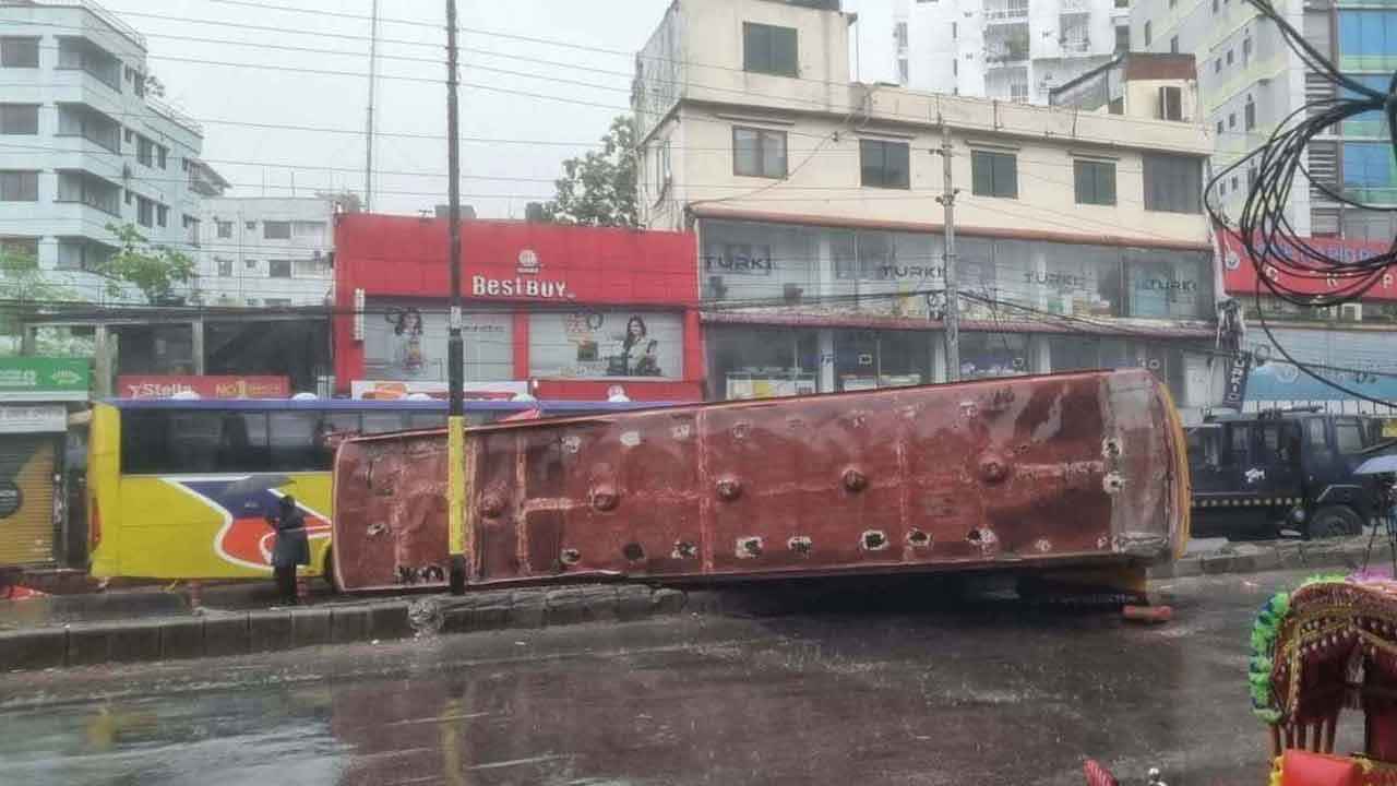 রাজধানীতে বেপরোয়া গতিতে ডিভাইডার ভেঙে অন্য বাসে ধাক্কা, ঝরল ৪ প্রাণ