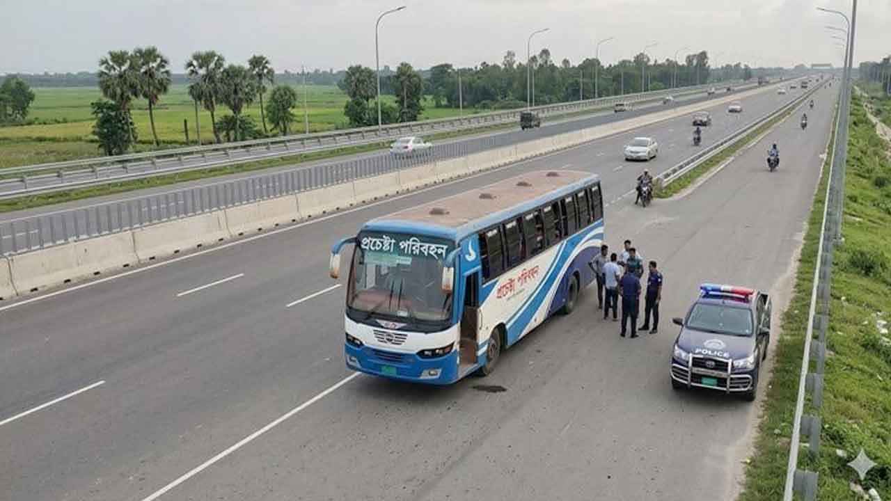 এক্সপ্রেসওয়েতে বাসের হঠাৎ ব্রেক, দরজা দিয়ে ছিটকে পড়ে যাত্রীর মৃত্যু
