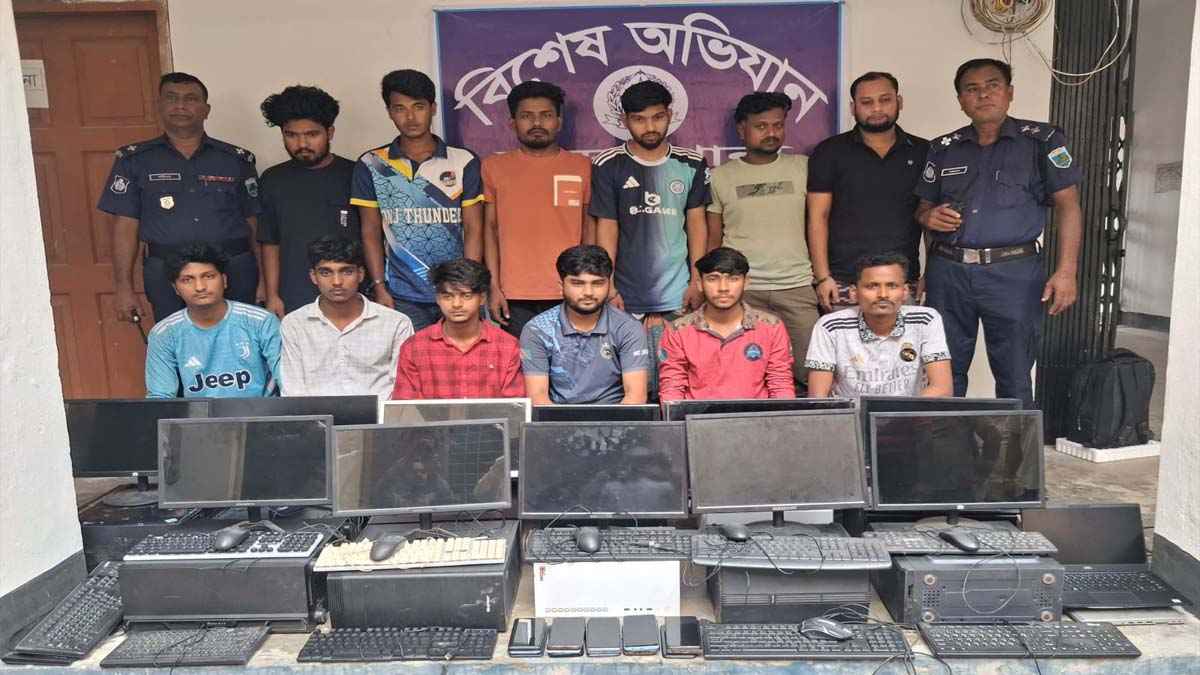 নওগাঁয় অনলাইন জুয়ার দুই আস্তানায় অভিযান, গ্রেফতার ১৫