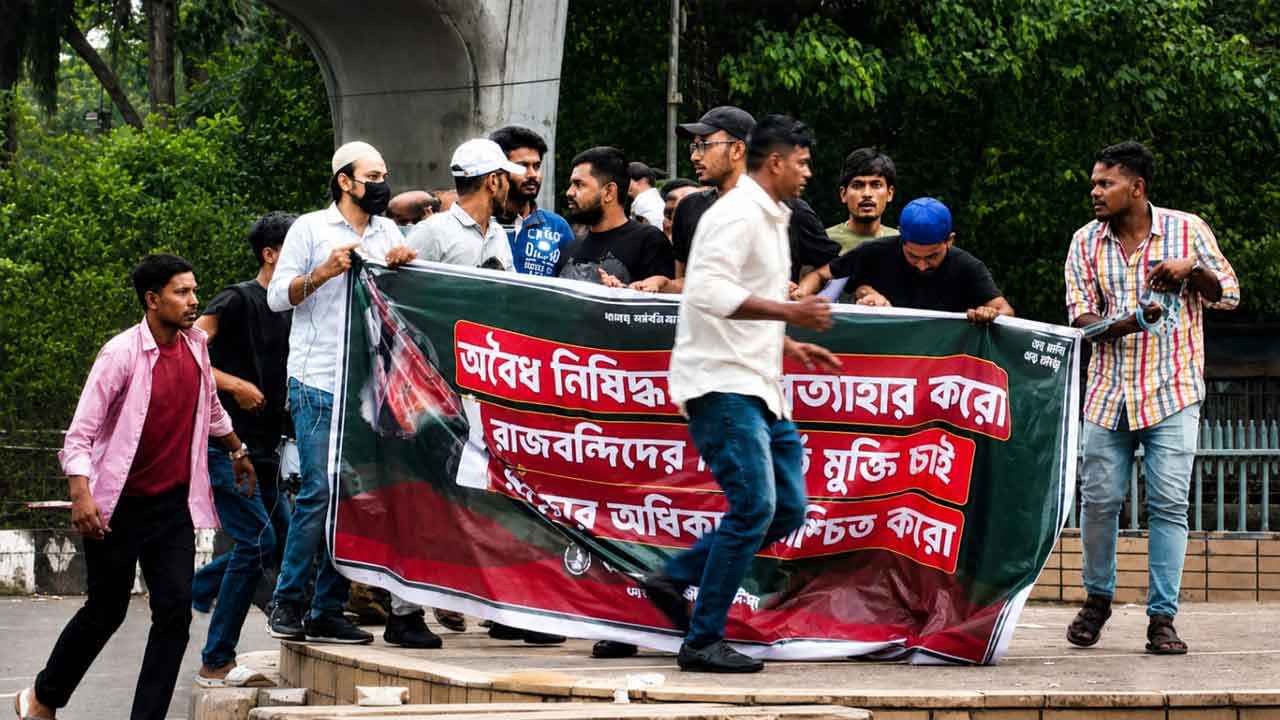 টিএসসিতে নিষিদ্ধঘোষিত ছাত্রলীগের মিছিল, আটক ২