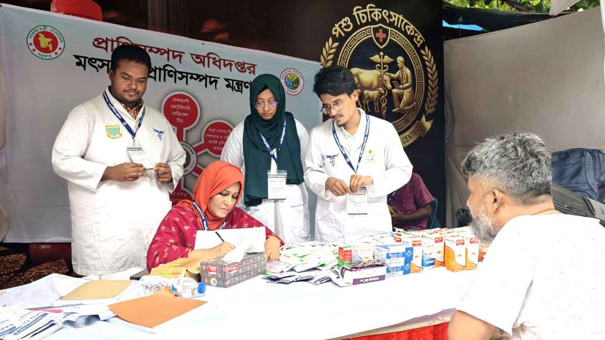 ঢাকার পশুর হাটে চিকিৎসা সেবা দিচ্ছেন বাকৃবির ১৫ শিক্ষার্থী