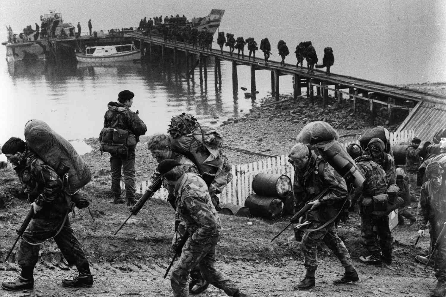 British-troops-during-the-Falklands-War-58efa48e3df78cd3fc83b5b9 British-troops-during-the-Falklands-War-58efa48e3df78cd3fc83b5b9