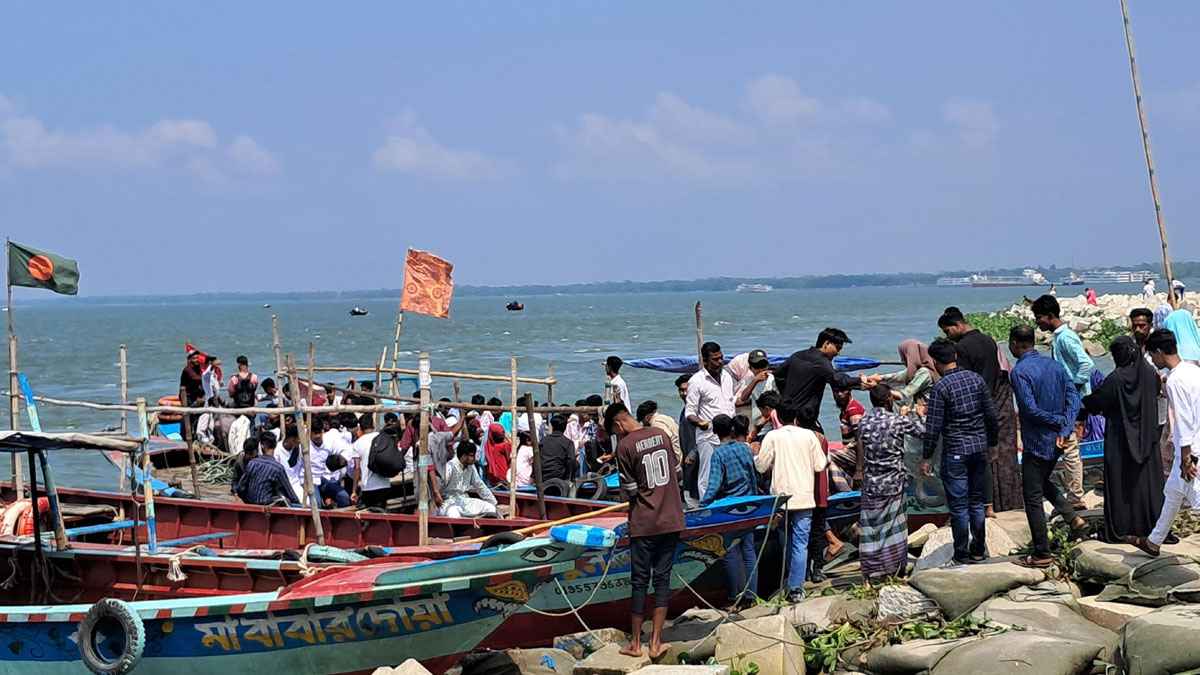 ঈদে দর্শনার্থীদের ভিড়ে মুখর চাঁদপুরের তিন নদীর মোহনা