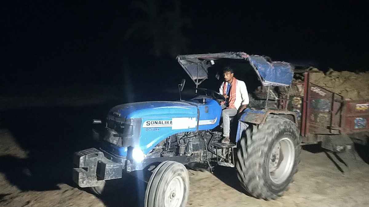 চাঁপাইনবাবগঞ্জে অবৈধ মাটি কাটায় ২ ট্রাক্টর জব্দ, আটক ১
