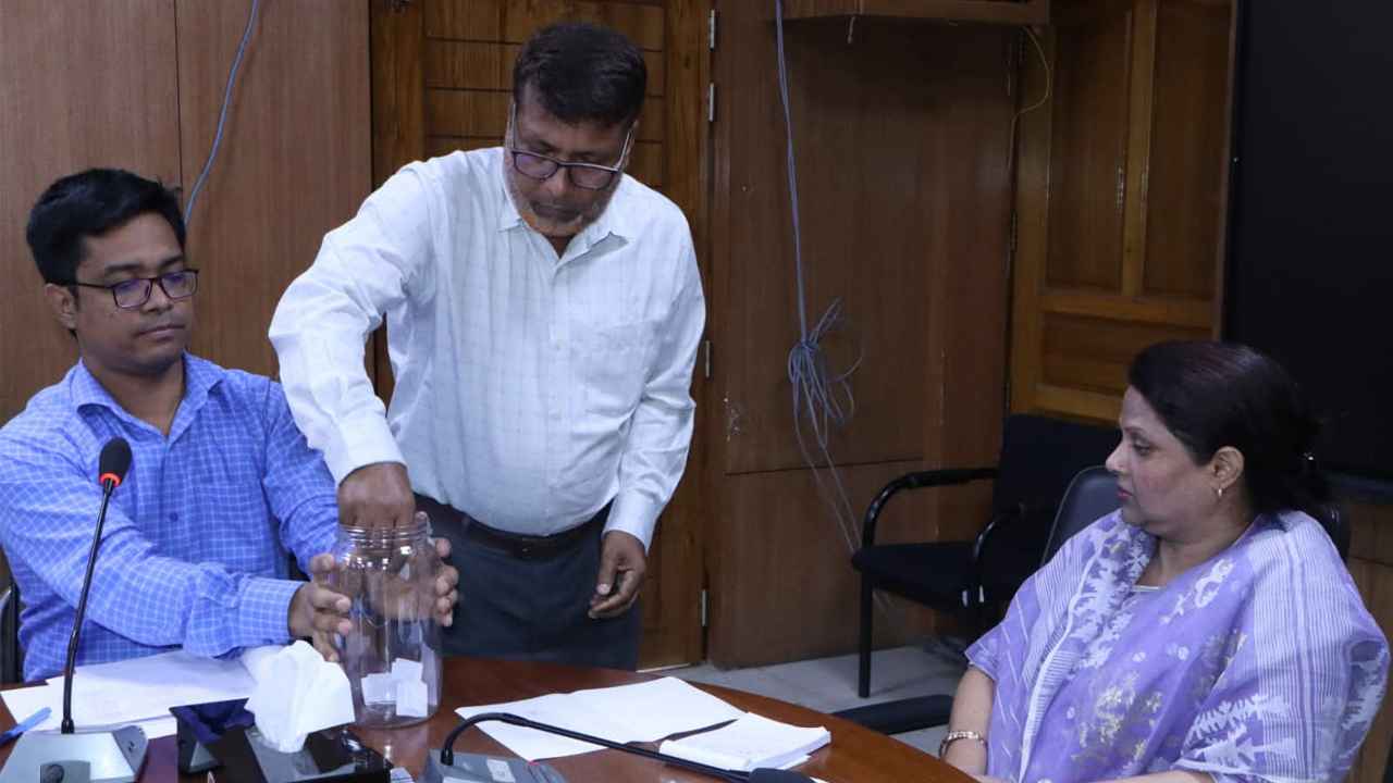 লটারিতে ১২ কানুনগোর পদায়ন, স্বচ্ছতায় জোর ঢাকার ডিসি