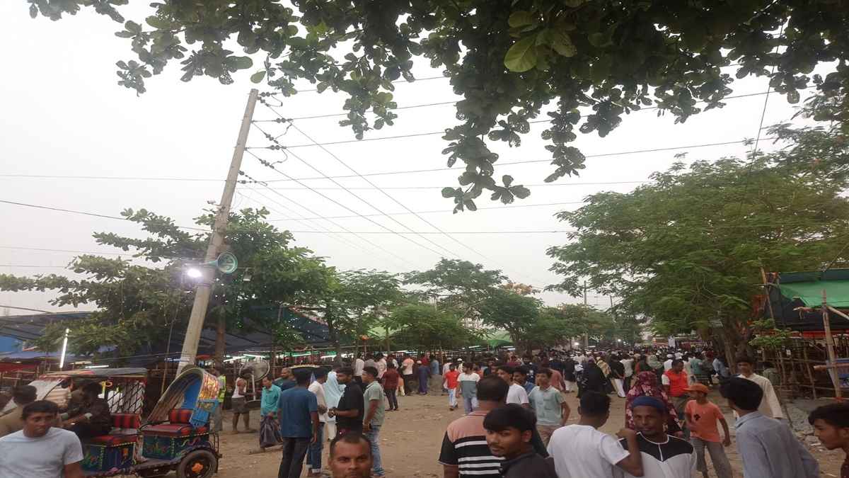 মিলিনিয়াম সিটি হাটে বেচাকেনা কম, ঘোরাঘুরি-সেলফিতেই ব্যস্ত মানুষ