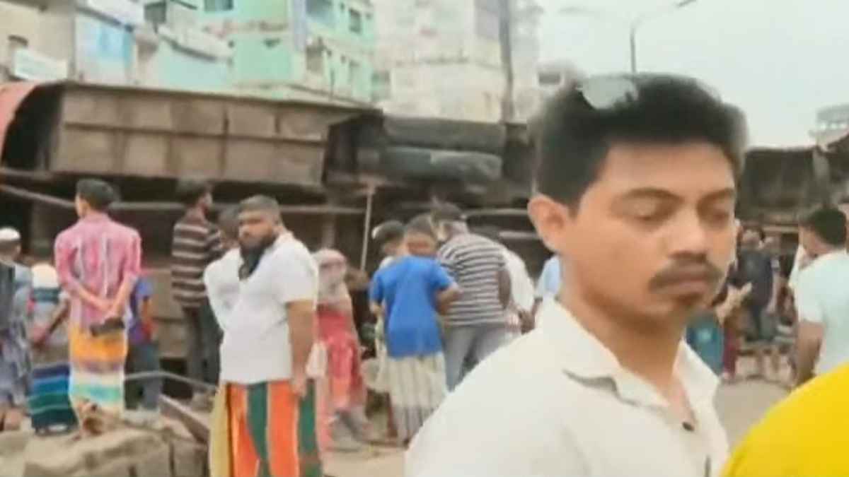 রাজধানীতে এক বাসের পেছনে আরেক বাসের ধাক্কা, নিহত ১