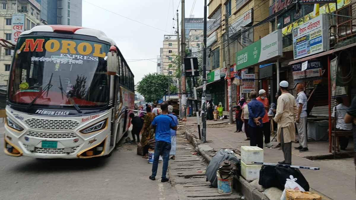 ঈদের দ্বিতীয় দিনেও ঢাকা ছাড়ছেন মানুষ