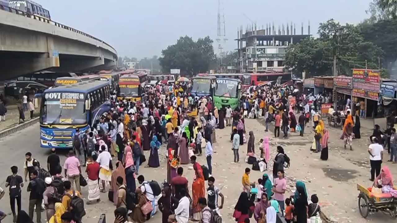 তৎক্ষণাৎ টিকিটে বাড়তি ভাড়া আদায়ের অভিযোগ যাত্রীদের