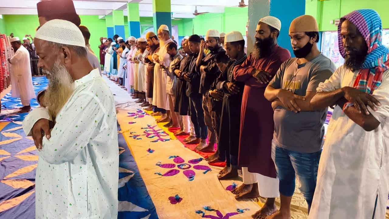 সৌদির সঙ্গে মিল রেখে দিনাজপুরে ঈদ উদযাপন