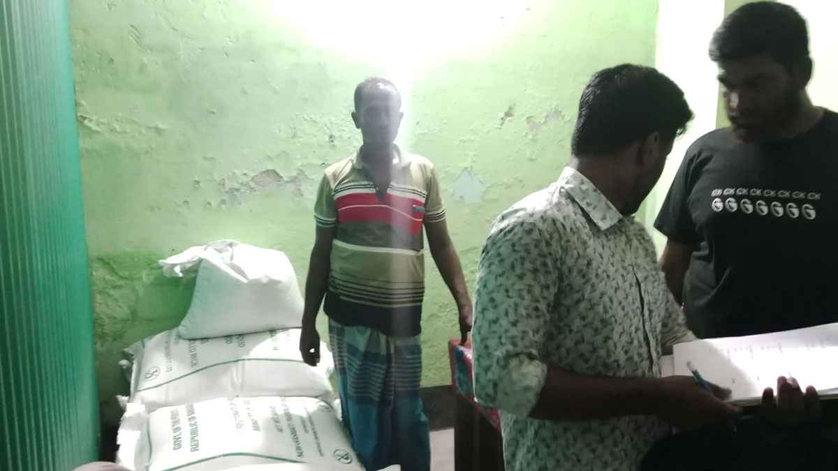 ফরিদপুরে জামায়াত নেতার বাড়ি থেকে ৬৩০ কেজি চাল উদ্ধার