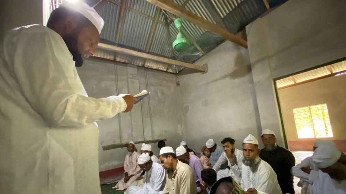 ফরিদপুর ঈদের নামাজ আদায় করলেন পীর, কোরবানি কাল