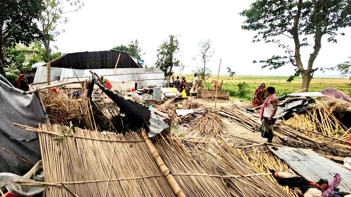 গাইবান্ধায় কালবৈশাখীতে দুই শতাধিক ঘর বিধ্বস্ত, গৃহহীন বহু পরিবার