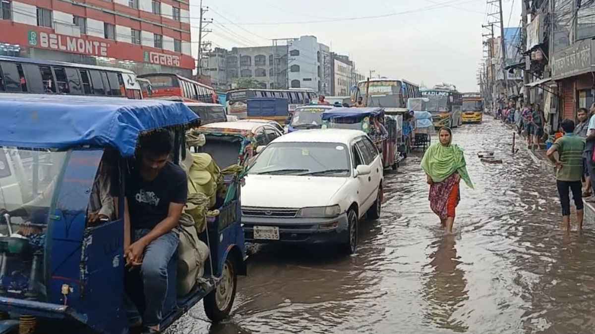 ঈদযাত্রায় গাজীপুরের দুই মহাসড়কে যানবাহনের চাপ, ধীরগতি 