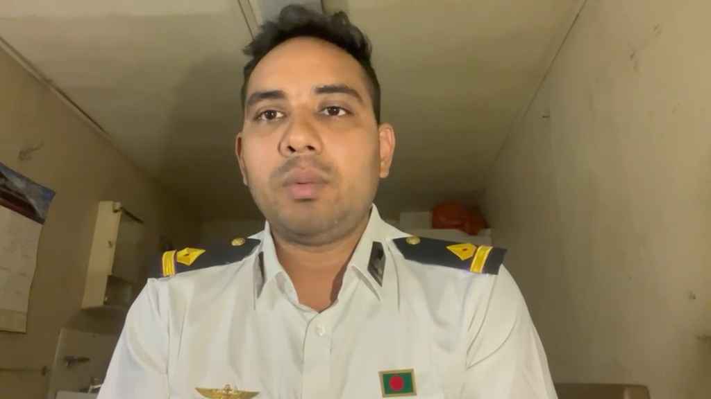 হরমুজে আটকে পড়া বাংলাদেশি নাবিকদের আকুতি: ভিসা জটিলতা নিরসনের দাবি