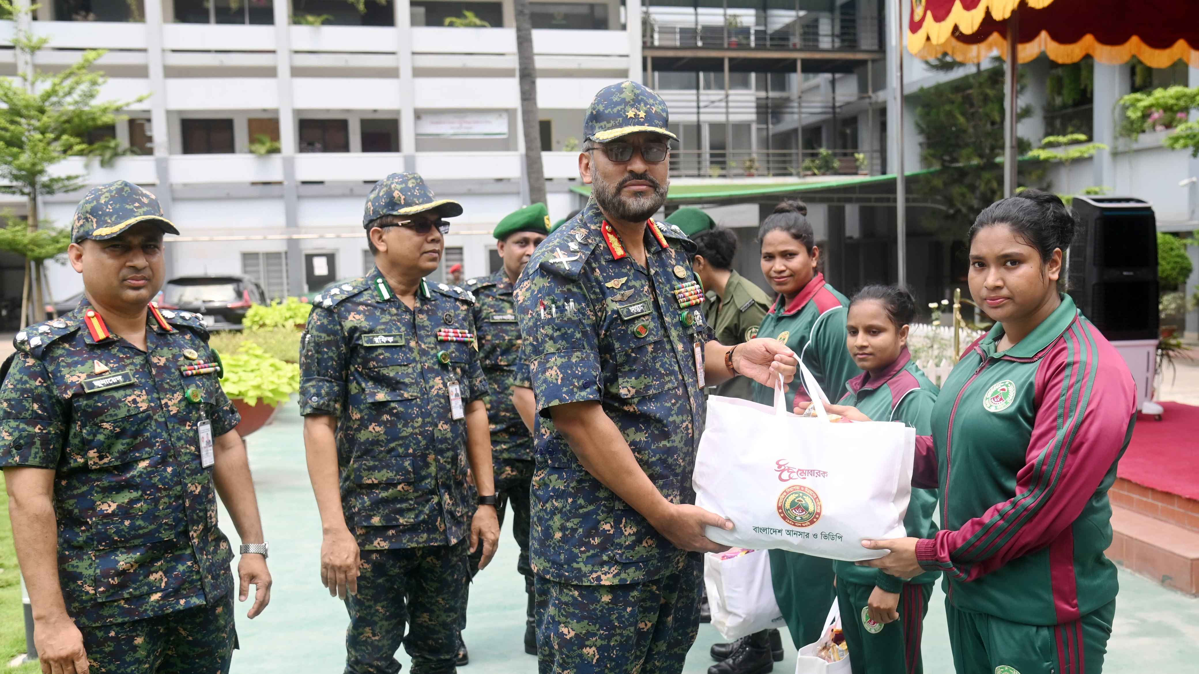 আনসার-ভিডিপির ২৮ হাজারের বেশি সদস্যকে ঈদ উপহার