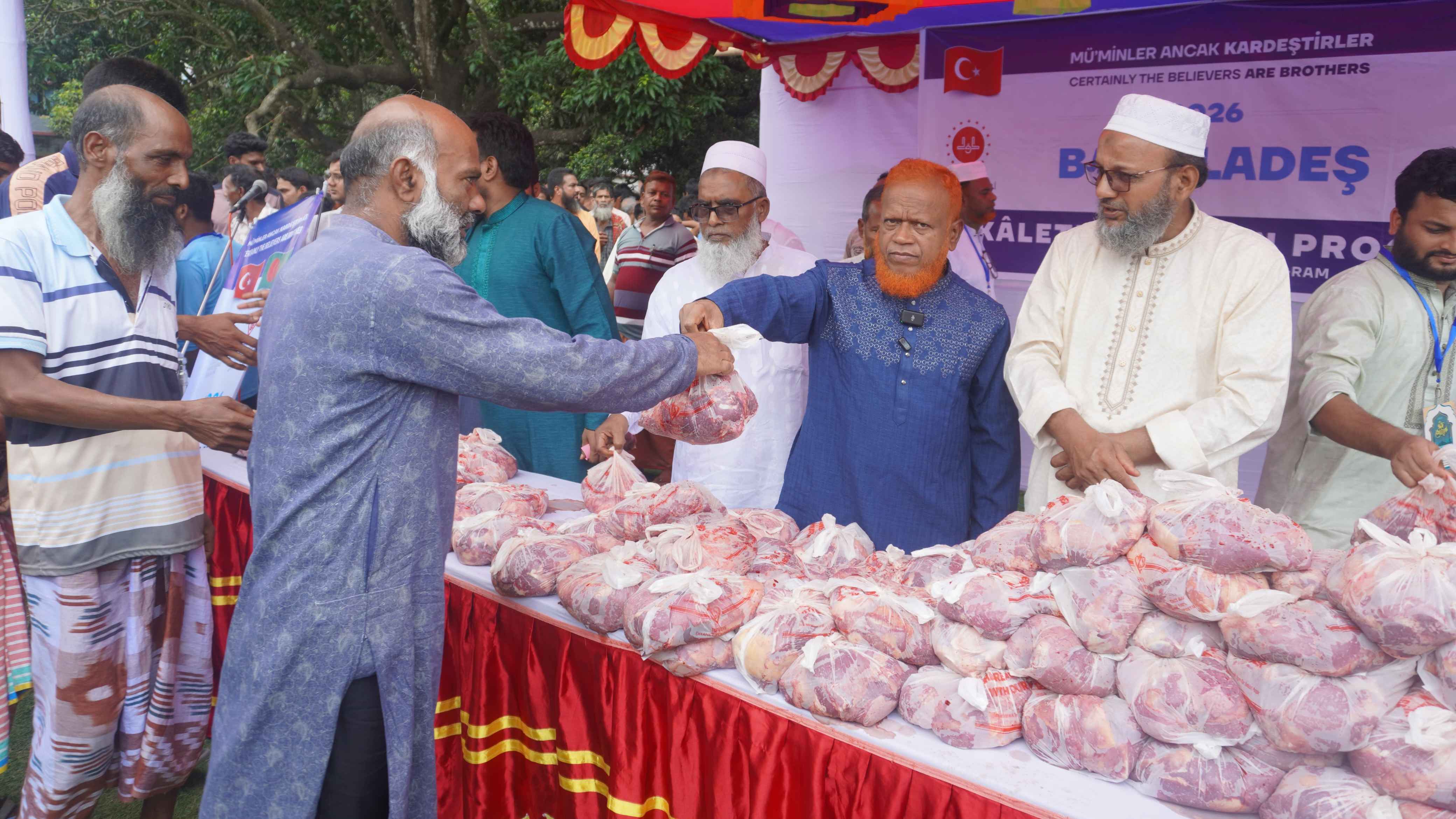 চাঁপাইনবাবগঞ্জে এমপি বুলবুলের উদ্যোগে ৪ হাজার পরিবারে গরুর মাংস বিতরণ