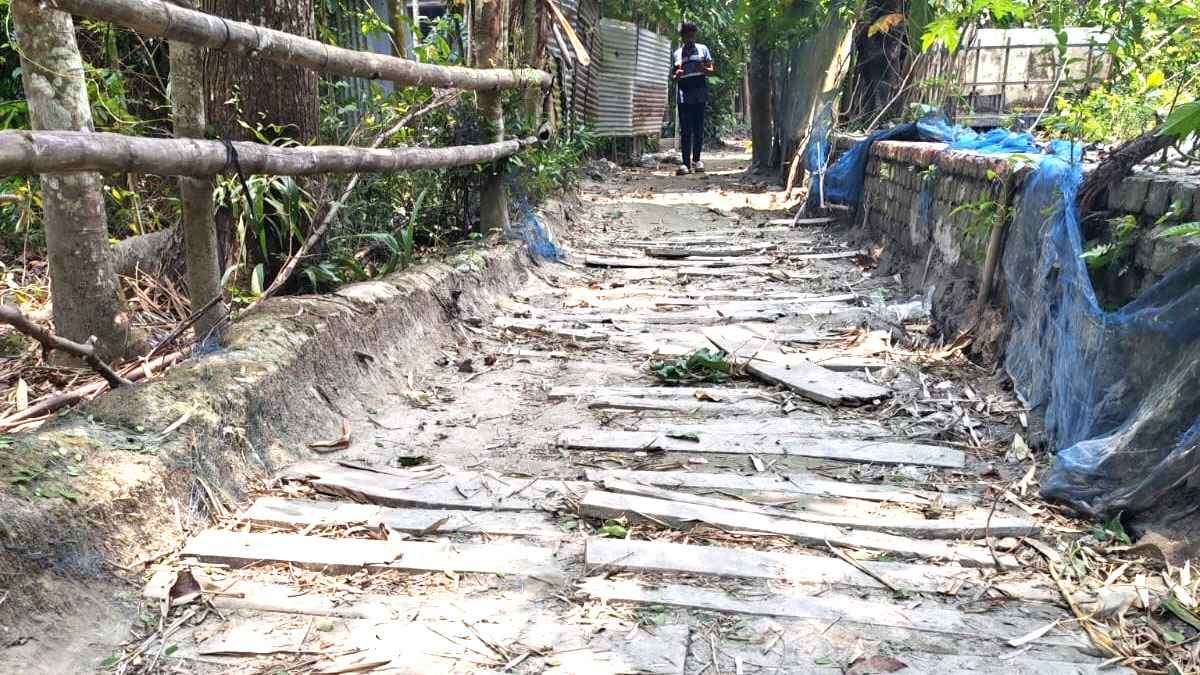 ঝালকাঠিতে ৩ কিলোমিটার রাস্তার বেহাল দশা, দুই দশকেও হয়নি সংস্কার