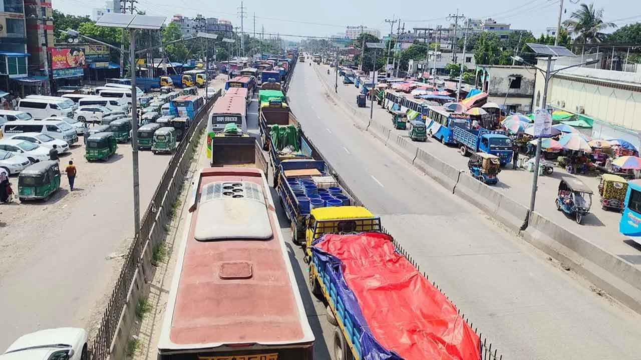 ঢাকা-চট্টগ্রাম মহাসড়কে ১৭ কিমি জুড়ে তীব্র যানজট