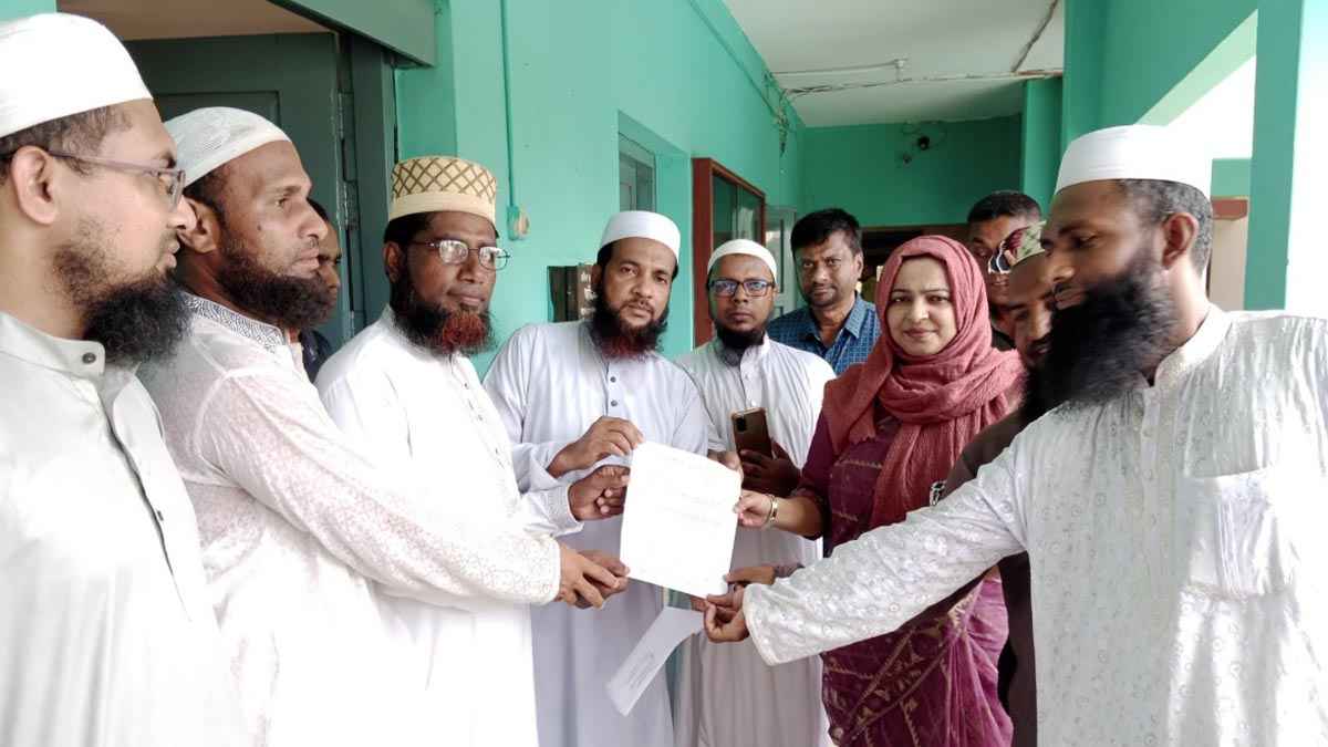 ঝিনাইদহে বেতন ভাতার দাবিতে প্রধানমন্ত্রীর কাছে স্মারকলিপি