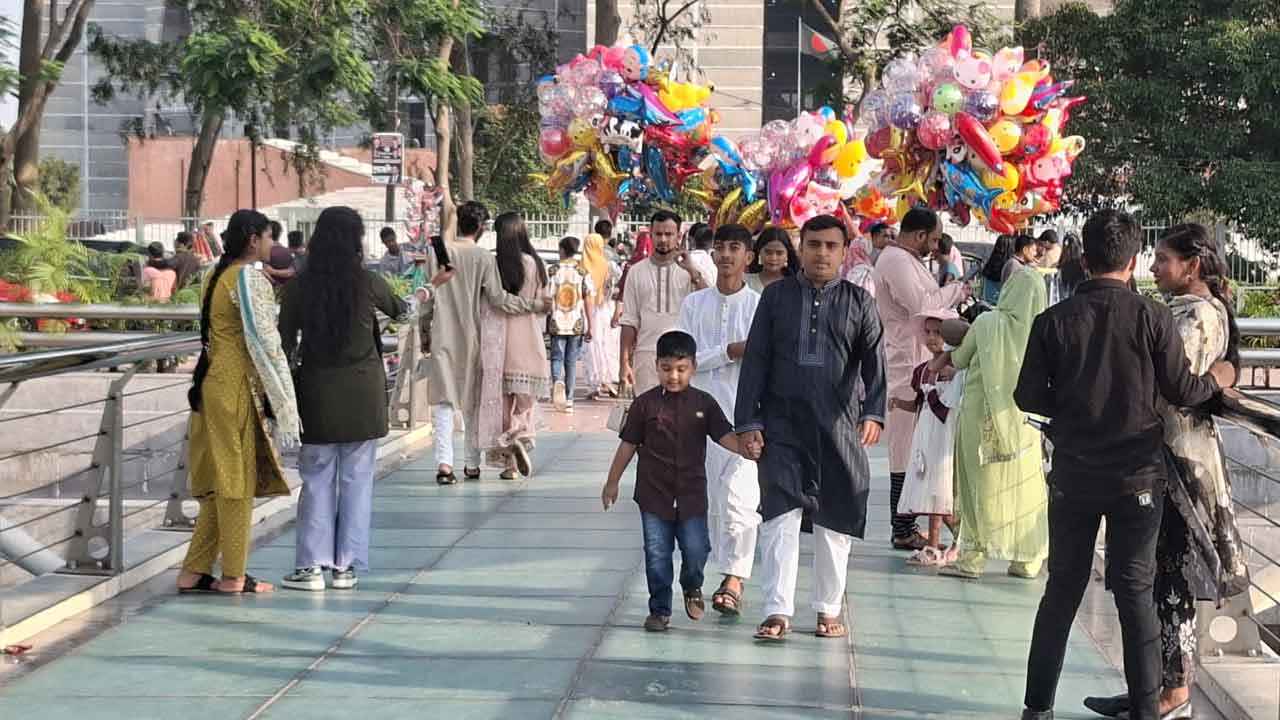 ফাঁকা ঢাকায় ঈদ উদযাপনের অন্যতম গন্তব্য জিয়া উদ্যান