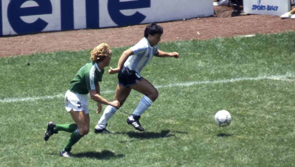 Julio-Olarticoechea-in-action-for-Argentina-against-West-Germany-at-the-Estadio-Azteca-in-Mexico-City-in-the-1986-FIFA-World-Cup-final