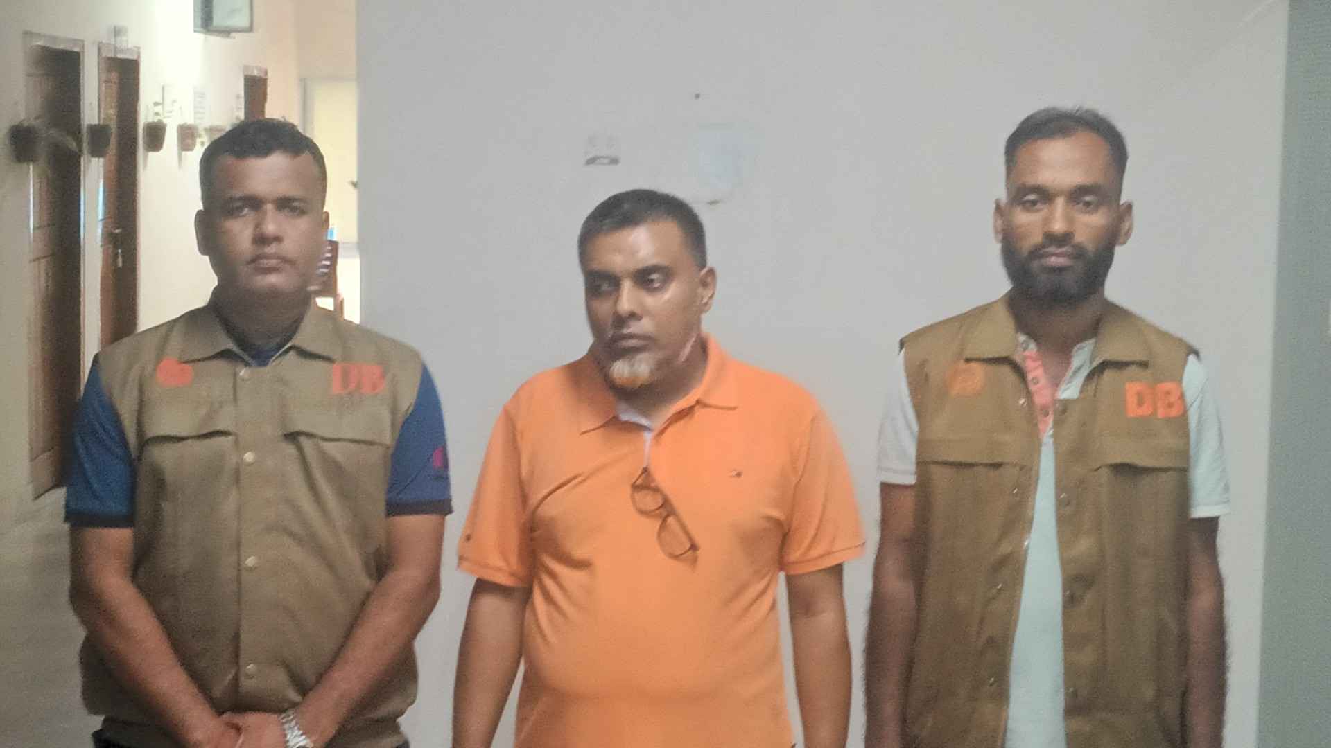 মানিকগঞ্জে প্রধানমন্ত্রীর ভুয়া এপিএস গ্রেফতার