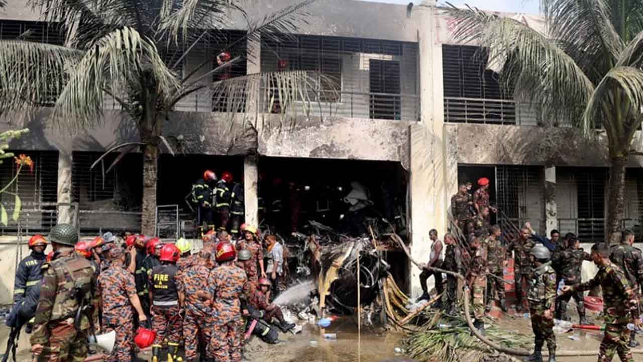 মাইলস্টোন দুর্ঘটনা: ড. ইউনূসসহ ১৬ জনের বিরুদ্ধে মামলার আবেদন