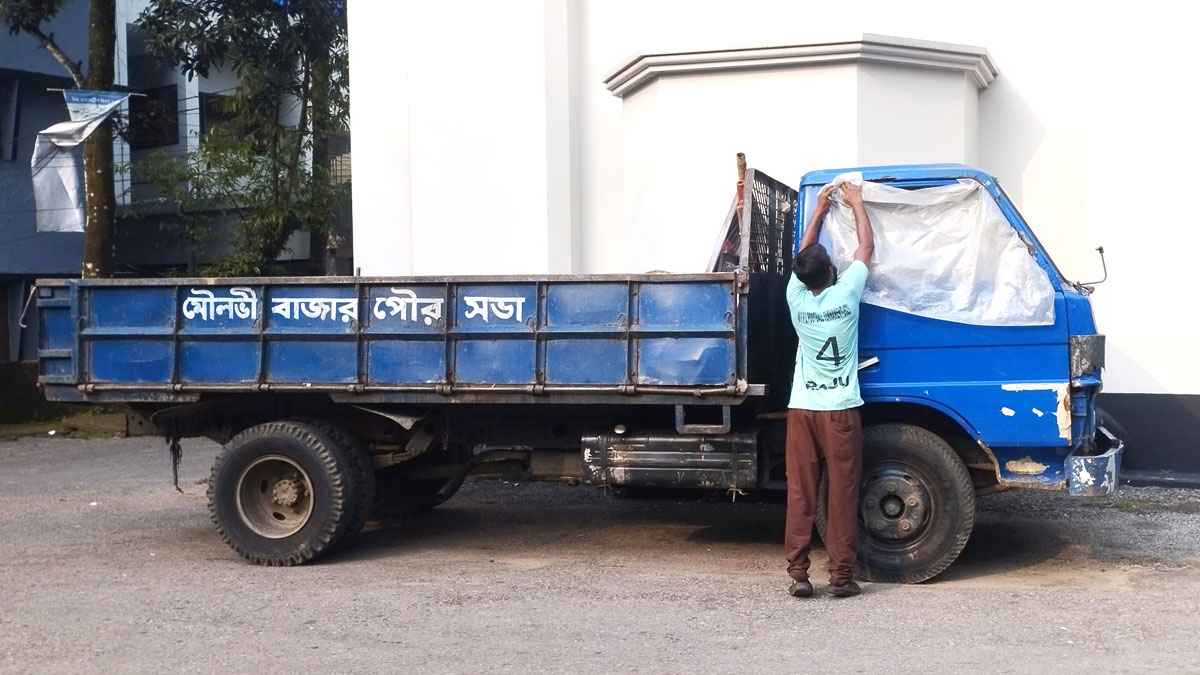 শহর যখন উৎসবে, তারা তখন দায়িত্ব পালনে