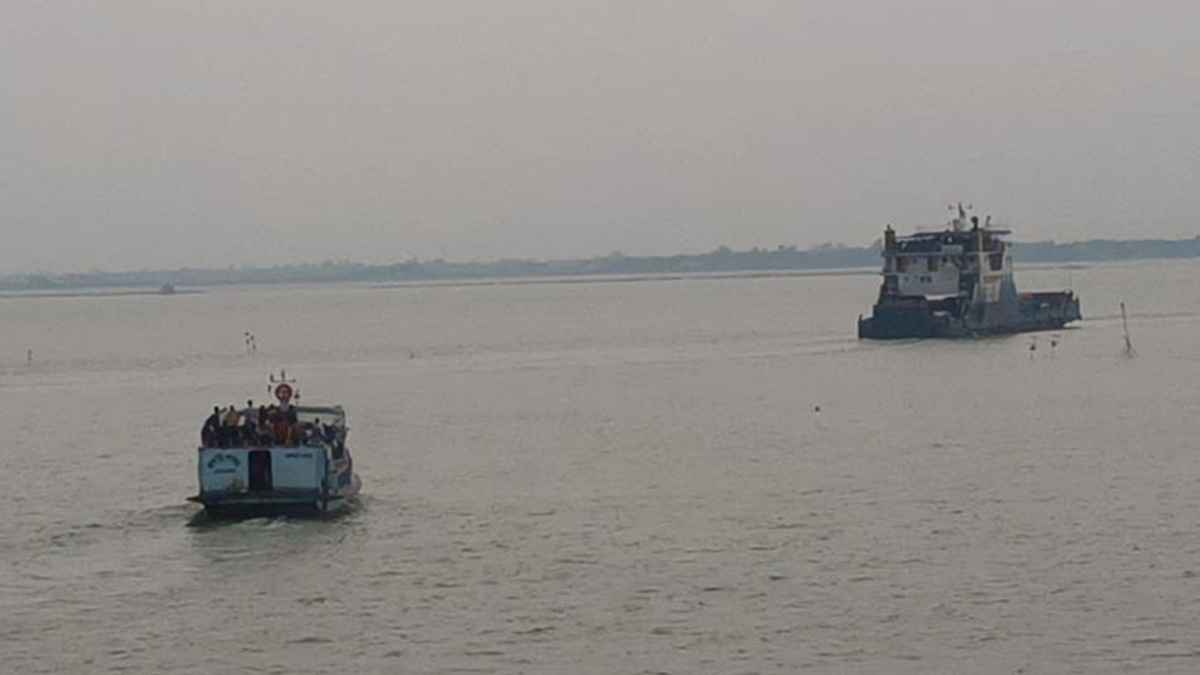 এক ঘণ্টা পর দুই নৌরুটে ফেরি চলাচল শুরু