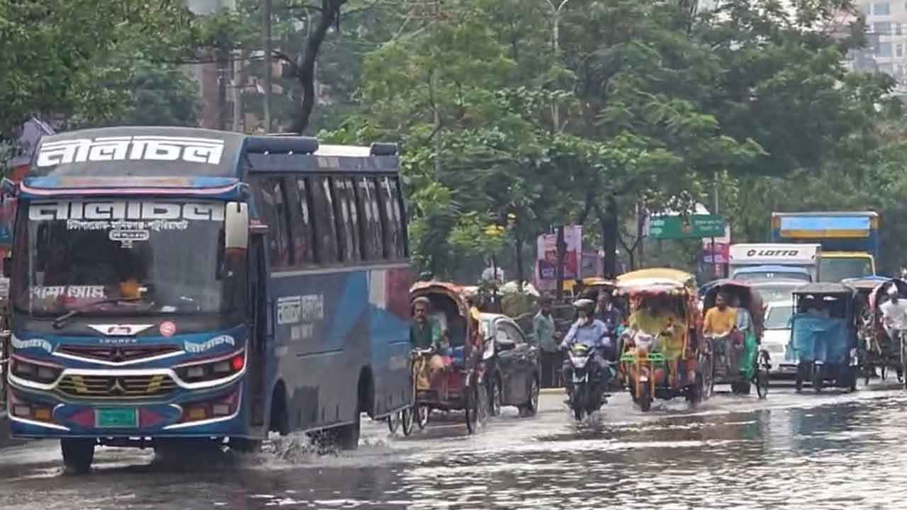 ভোরের অঝোর বৃষ্টিতে জলাবদ্ধতায় স্থবির ঢাকার সড়ক