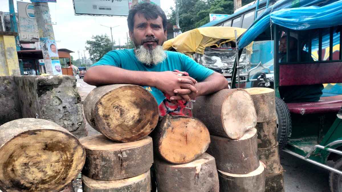 রংপুরে বেড়েছে কাঠের গুঁড়ি ও দা-বটির বিক্রি