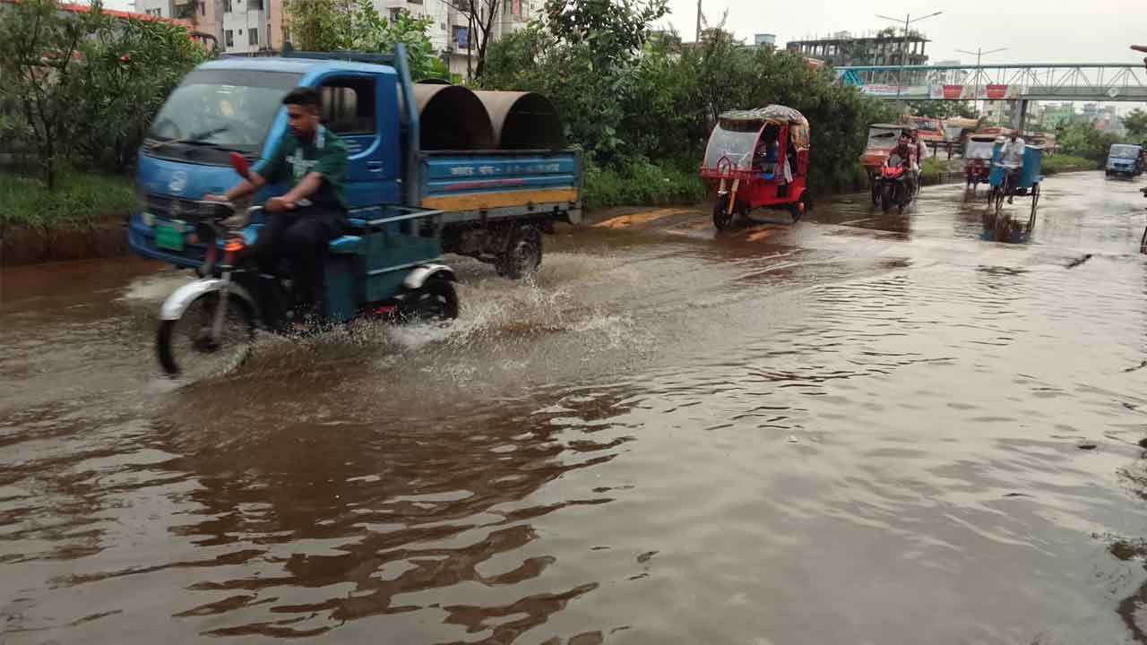 রাজধানীর বৃষ্টিতে জলাবদ্ধতা, ভোগান্তিতে নগরবাসী